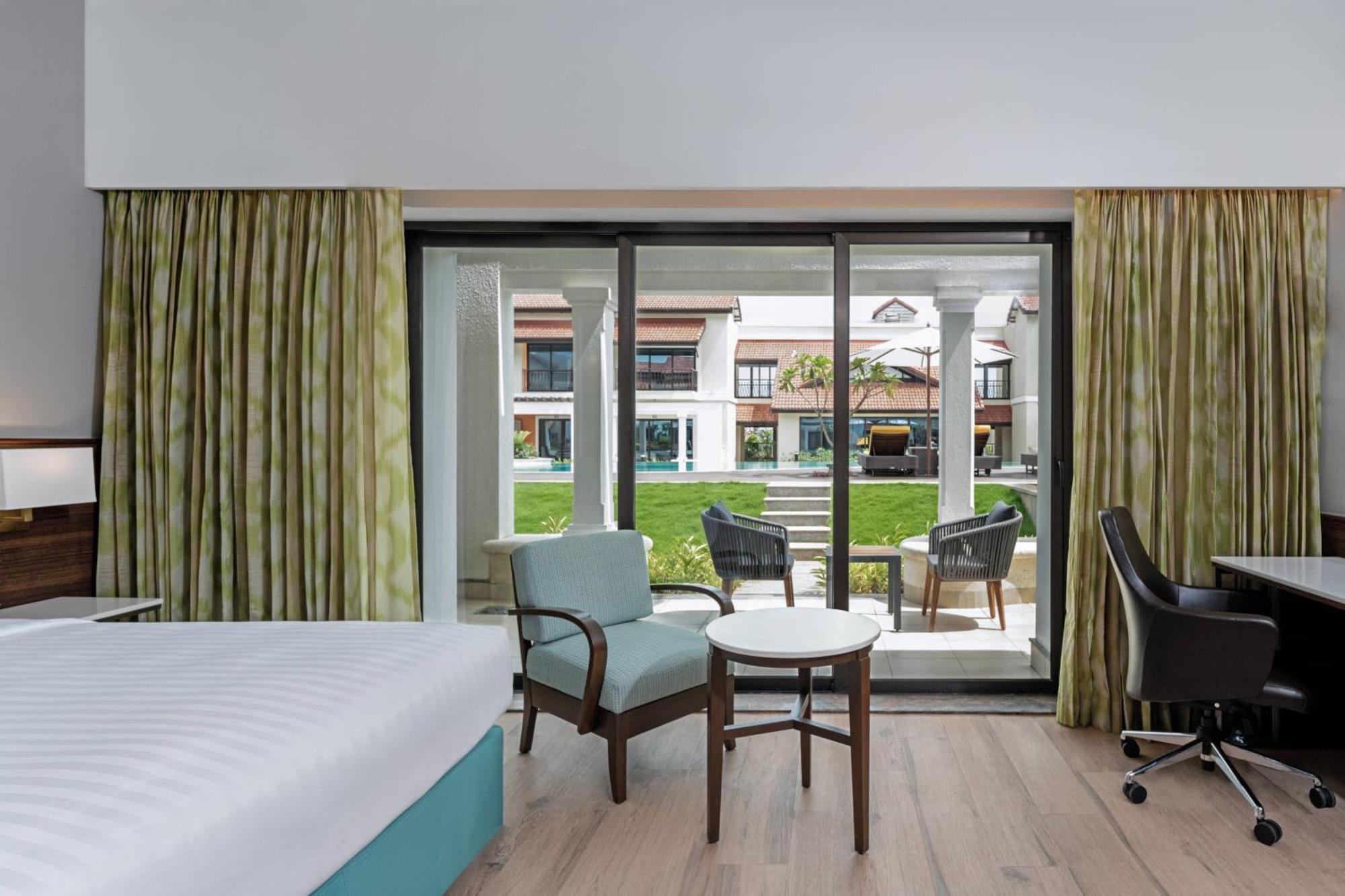 Отель Fairfield By Marriott Goa Бенаулим Экстерьер фото